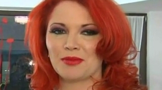 VIDEO De data asta nu mai are peruca! Oana Lis s-a facut roscata!