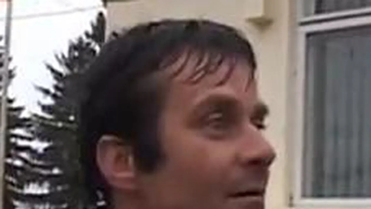 VIDEO Razi pana cazi lat! Puscariasul care a luat 5 ani pentru o batista: Sa fie politaii mai calmi, sa ne dea si carne, orezu e cu neghine, ceaiul e apa de ploaie!