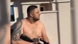 Cine este Alin Borcan, influencerul lui Georgescu, care a ieșit cu o pușcă în mână după ce casa i-a fost percheziționată de polițiști