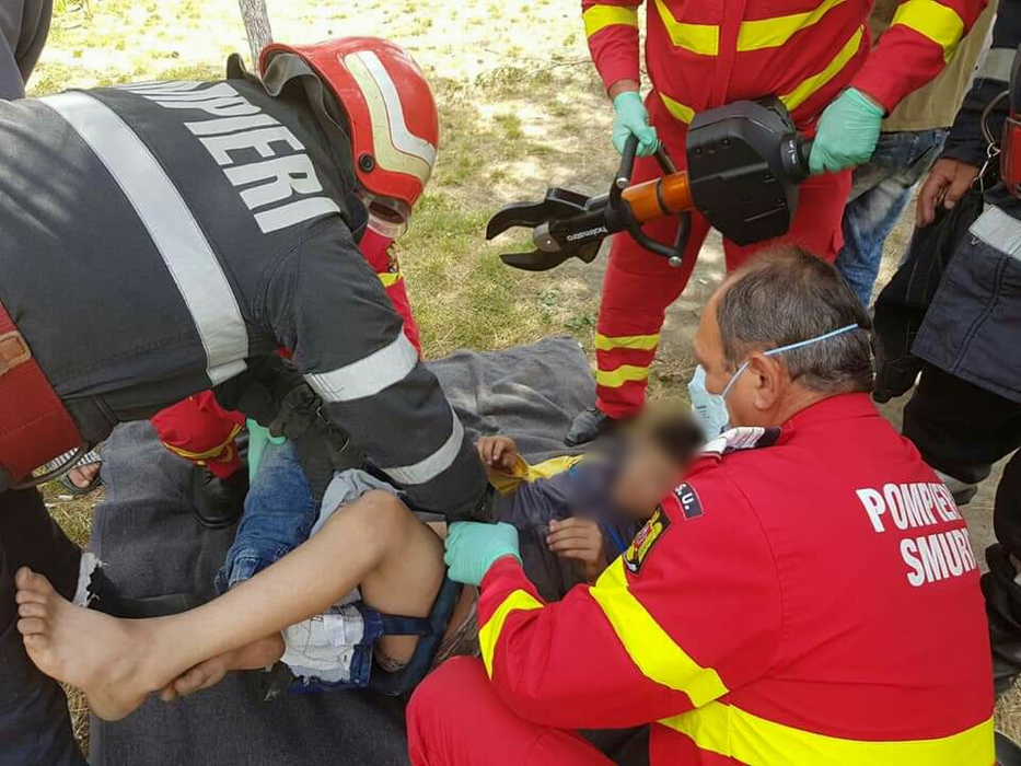 Stare de alertă în Călărași, după ce un copil a rămas captiv într-un leagăn! Misiunea pompierilor a fost una delicată