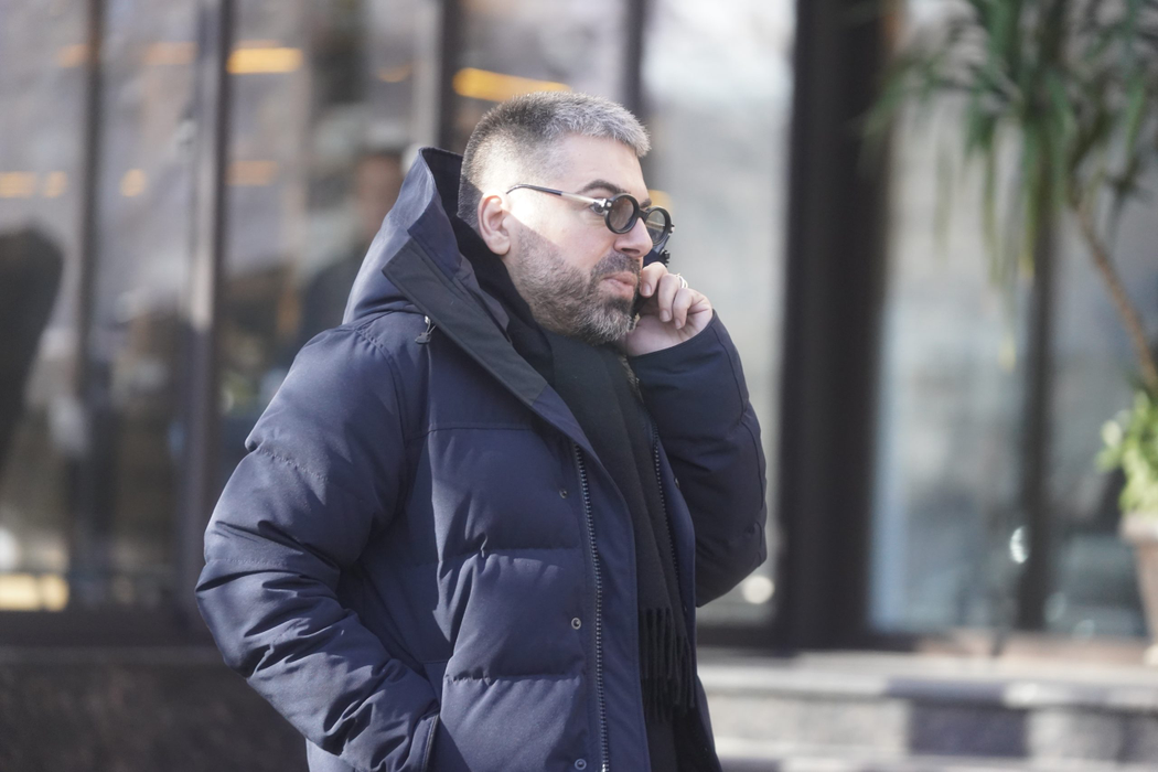 Maurice Munteanu, preocupat de o convorbire telefonică (Foto: CANCAN.RO)