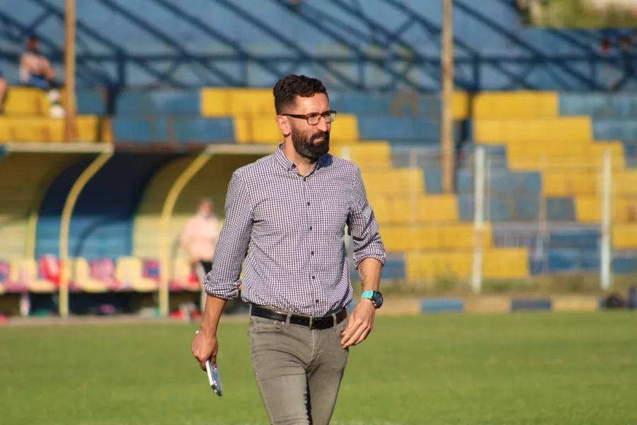 Gabriel Paraschiv și-a cumpărat un Logan și vrea să pornească o afacere/ sursa foto: Facebook