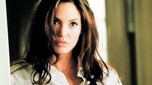 Angelina Jolie a creat o noua colectie de bijuterii!