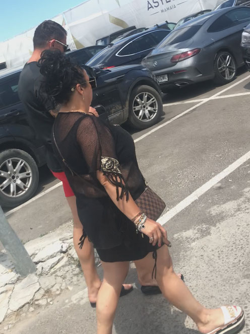 În afara iubițelului bodyguard, celebra avocată “Lizeta-descurcă-tot” a apărut la plajă cu un trabuc Toscanello, un Hublot și costum de baie-plasă