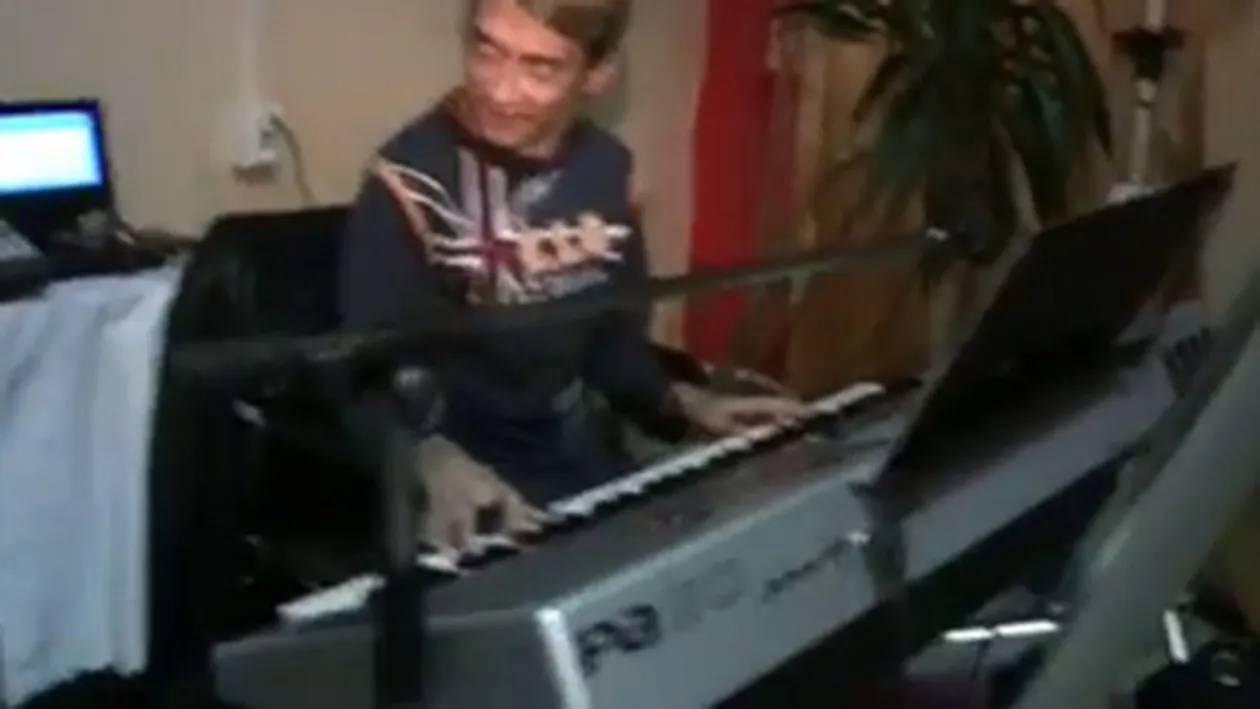 VIDEO Credeai ca Momaie si Gogaie ai lui Bendeac sunt amuzanti?! Uite-i pe ciudatii astia care nu leaga doua cuvinte cum sunt batjocoriti de invitati la o nunta!