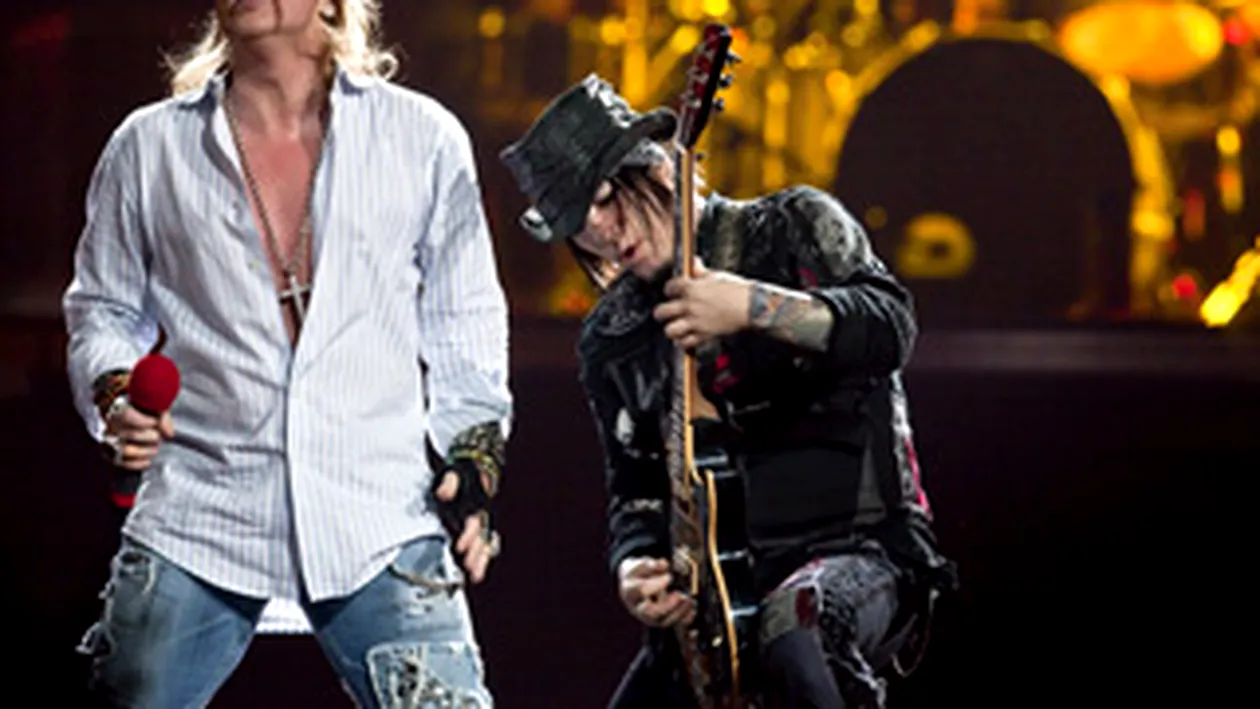 Rockerii de la Guns N' Roses au urcat pe scena cu o intarziere de aproape doua ore!