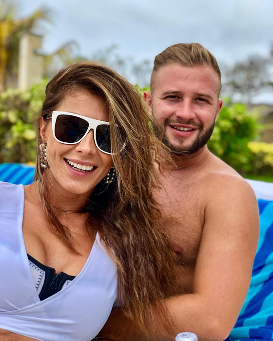 Într-un costum de baie sexy, Ilinca Vandici i-a stârnit pe toți cu poziția de infarct în care a stat pe o saltea la piscină