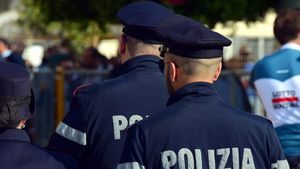 O bătrână din Italia care a încercat să se sinucidă a căzut peste o româncă, după ce s-a aruncat pe geam