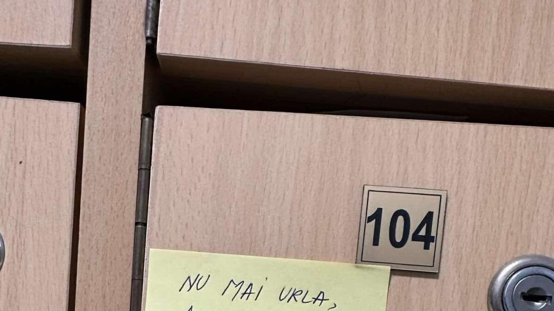 Exasperat de urletele nocturne ale vecinei, un bărbat din Cluj i-a lipit un bilețel pe căsuța poștală. Ce i-a scris