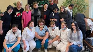 Irina Loghin, Mirabella Dauer, Maria și trupa Alessis au plecat la colindat. Cadouri muzicale de Moș Nicolae pentru seniorii de la ”Patru generații”