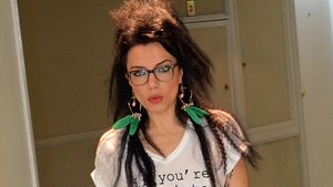 Aroganta la inaltime! DJ Wanda a zburat cu avionul, de la Londra, in minijup si accesorii de 5.000 de euro pe ea!