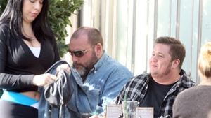 Chaz Bono, in actiune. Vezi cum incearca fiul transexual al lui Cher sa agate femei