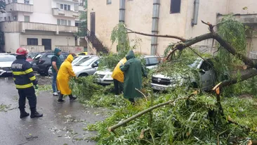 Ploaia a făcut ravagii în Craiova! Canalizarea a cedat. Străzile au fost inundate, iar maşinile au rămas blocate în apă