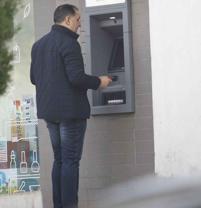 Vali Vijelie, surprins cu o ”cărămidă” la bancomat