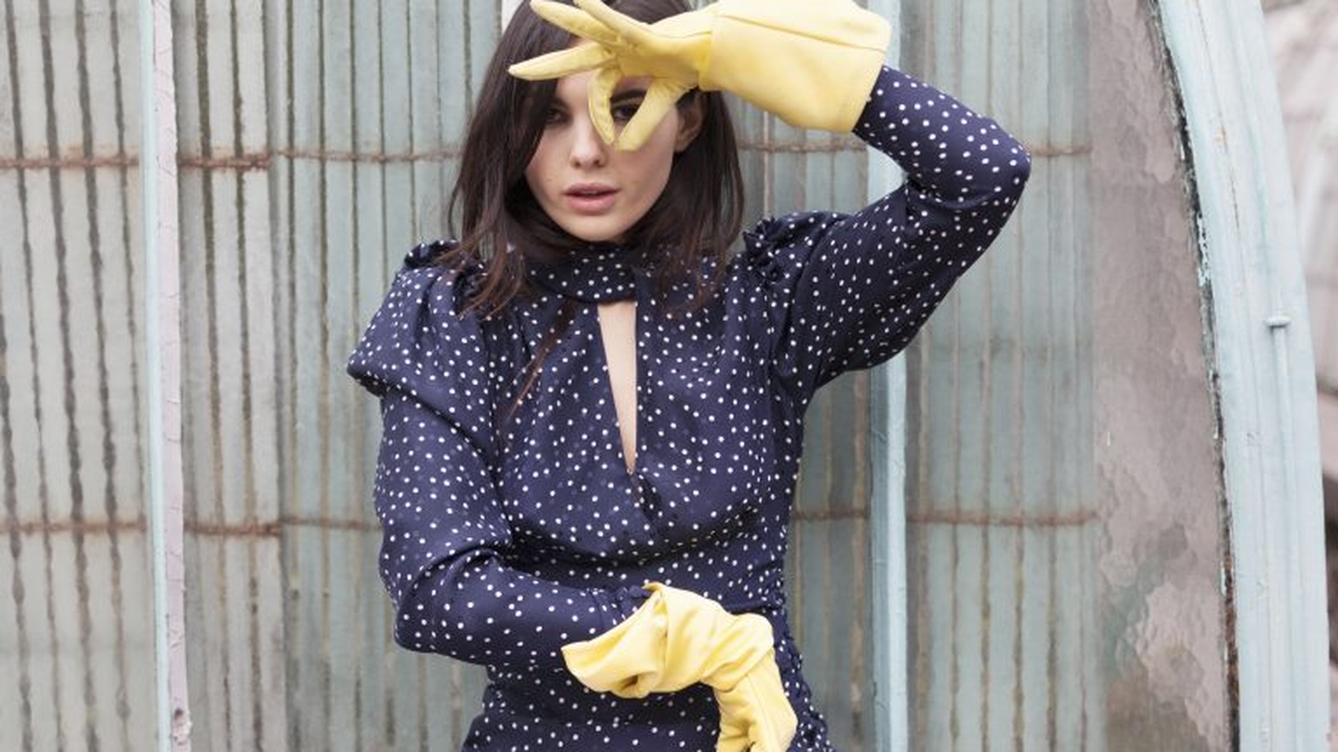 Trăieşte în Londra şi e confundată cu Emily Ratajkowski şi Kendall Jenner