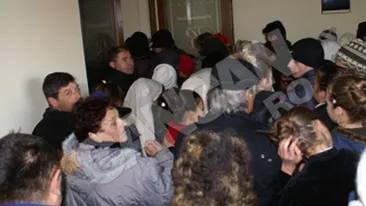 Gorjenii au dat navala la vin si carnati  pe gratis