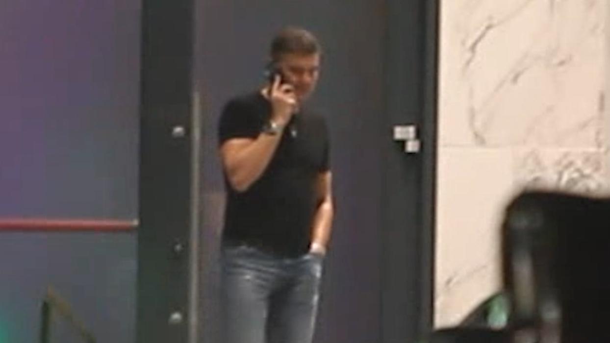 Cristian Boureanu a ieșit din club să vorbească la telefon
