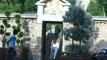 Are cel mai pacatos decolteu, dar ingenuncheaza mai des decat orice alta femeie! Cum au filmat-o paparazzii pe Vancea!