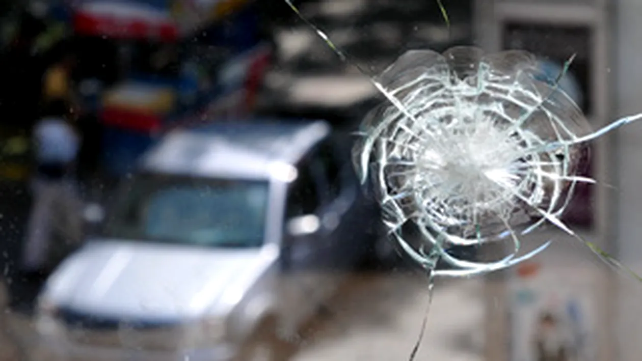 Amanunt incredibil in cazul atentatului de la coafor: un glont a iesit prin geam! Putea muri oricine trecea prin zona!