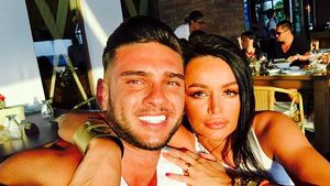 ALO, POMPIERII? El e idolul puştoaicelor, dar să-i vezi iubita în costum de baie! ”Pisicuţa” lui Dorian a provocat infarct în masă pe plaja milionarilor