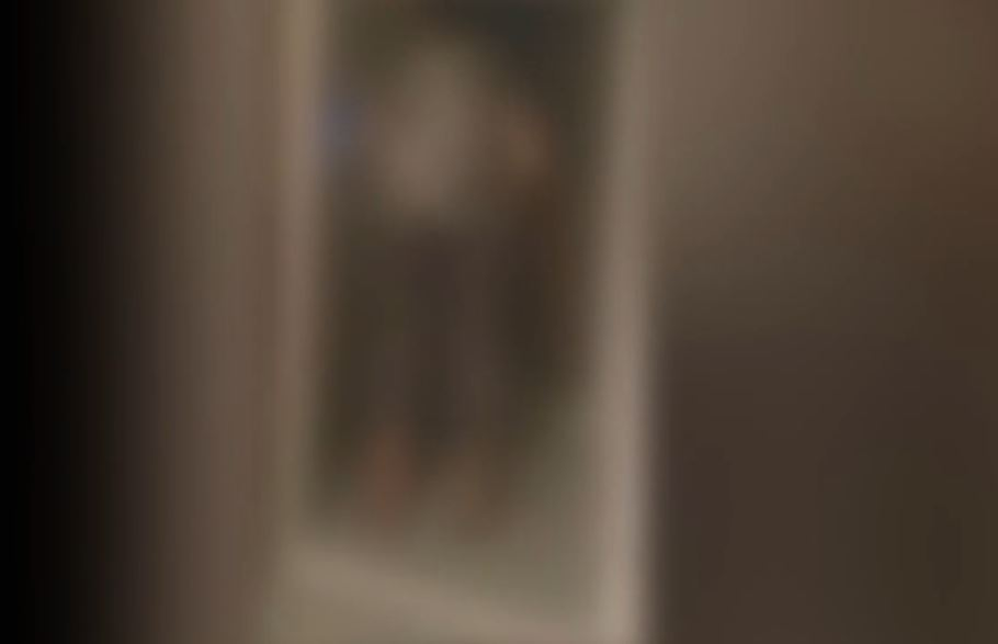 Femeie din Neamț, filmată când își bate fetița de 5 ani cu mătura: ”Mama, te rog!” / ”Te-am zăpăcit!”