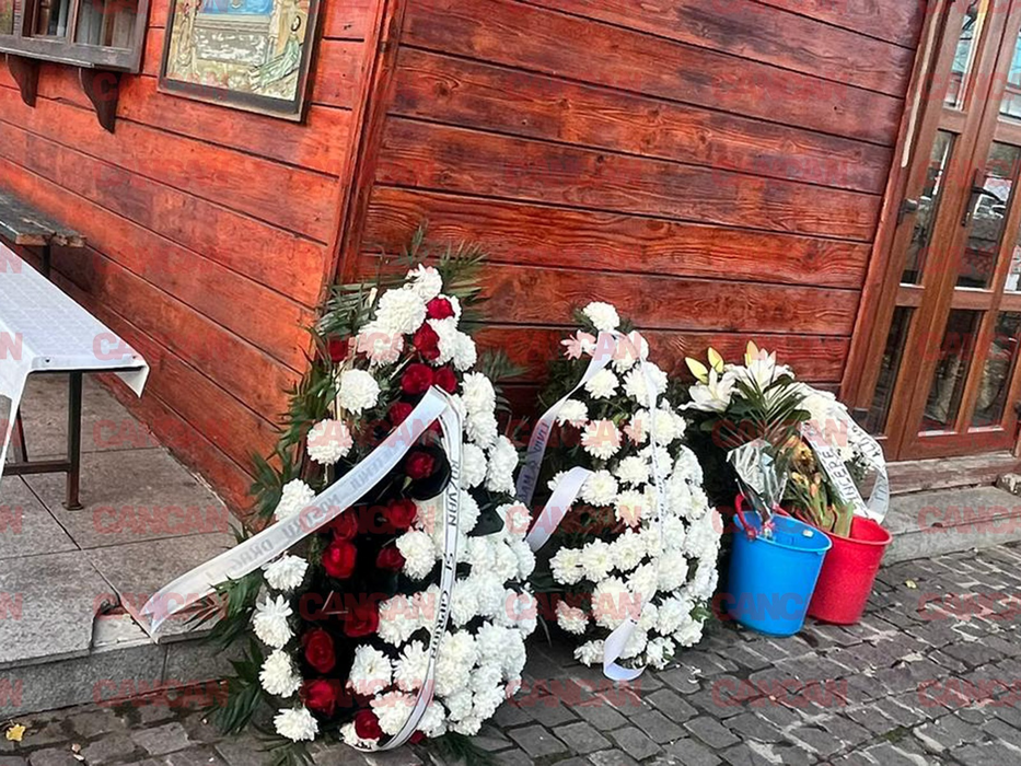 Sfâșietor! Ce scrie pe coroanele funerare aduse de apropiații lui Artan la capela Bisericii Pogorarea Sfântului Duh Titan