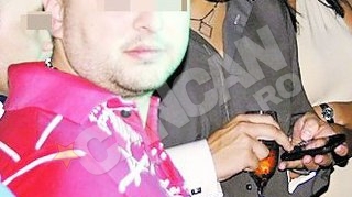 Badalau nu poate sta fara Adelina nici cand iese cu baietii. I-a dat mesaje toata noaptea