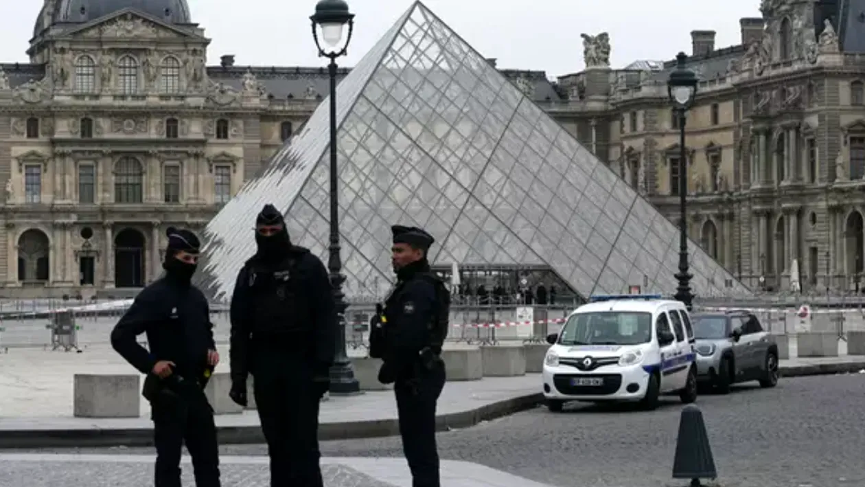 Hoții de la Luvru au furat coroana împărătesei Eugénie. Cum arată bijuteria cu 1.354 de diamante