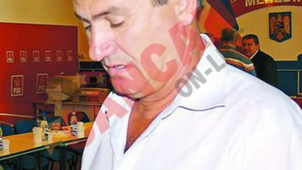 Primarul din Gruia, pradat prin acoperis