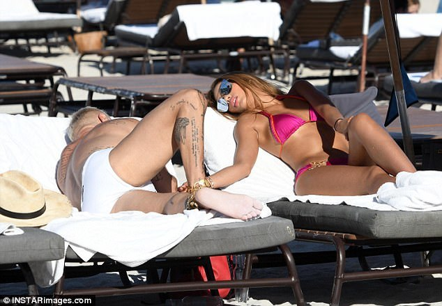Cu ce bombă sexy a apărut la plajă Gianluca Vacchi după despărţirea de Giorgia!