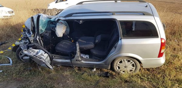 Accident groaznic în Olt! O șoferiță a intrat cu mașina într-un camion! Un bărbat a murit, iar femeia este în stare gravă