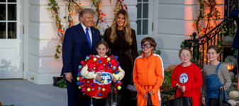 Halloween spectaculos la Casa Albă! Melania și Donald Trump au împărțit dulciuri copiilor, iar Air Force One a făcut senzație pe cer