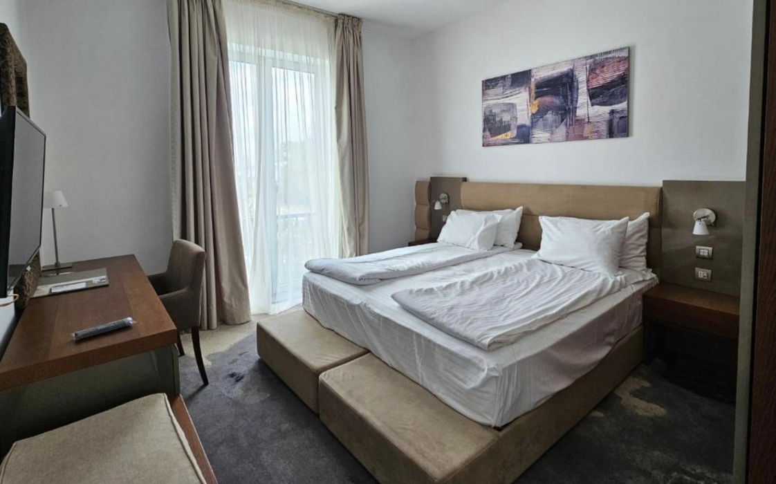 Experiența neplăcută a unui turist cazat la Iaki, hotelul lui Gică Hagi din Mamaia: „Mobilă veche, covoare vechi și murdare, miros urât”