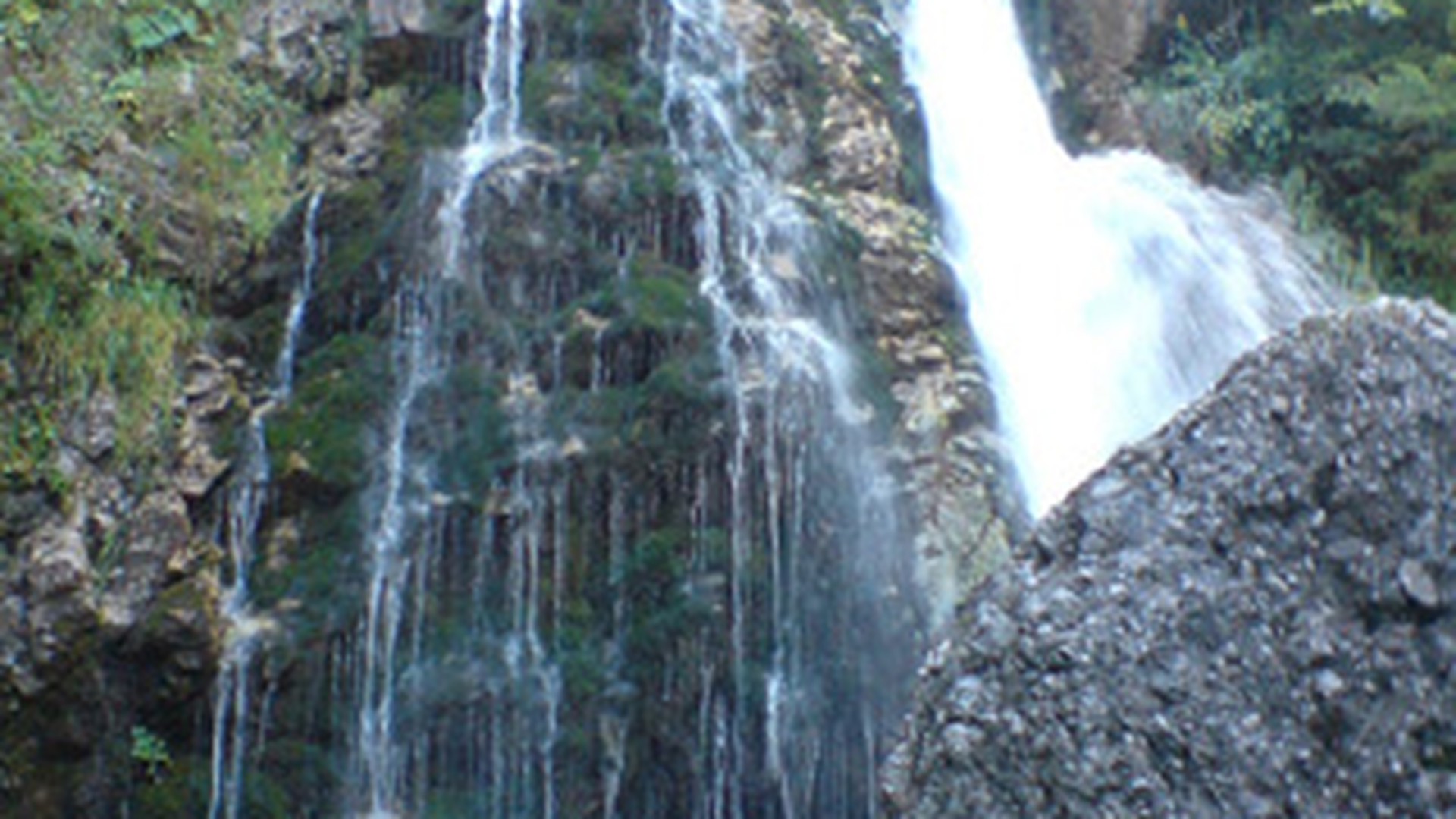 Un bucurestean a cazut de la opt metri in cascada Urlatoarea din Muntii Bucegi!