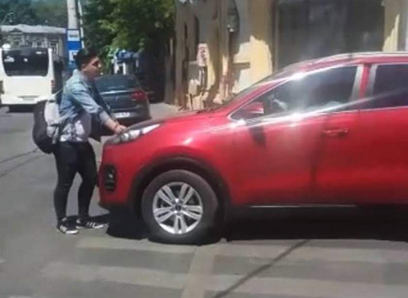 Un minor a fost  luat pe capotă de un şofer grăbit din Bucureşti pentru că traversa prea înce