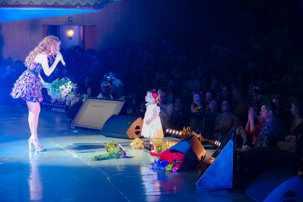 Elena Gheorghe, mărturii în lacrimi în fața a peste 4.000 de oameni. Imagini senzaționale de la show-ul cu muzică armânească