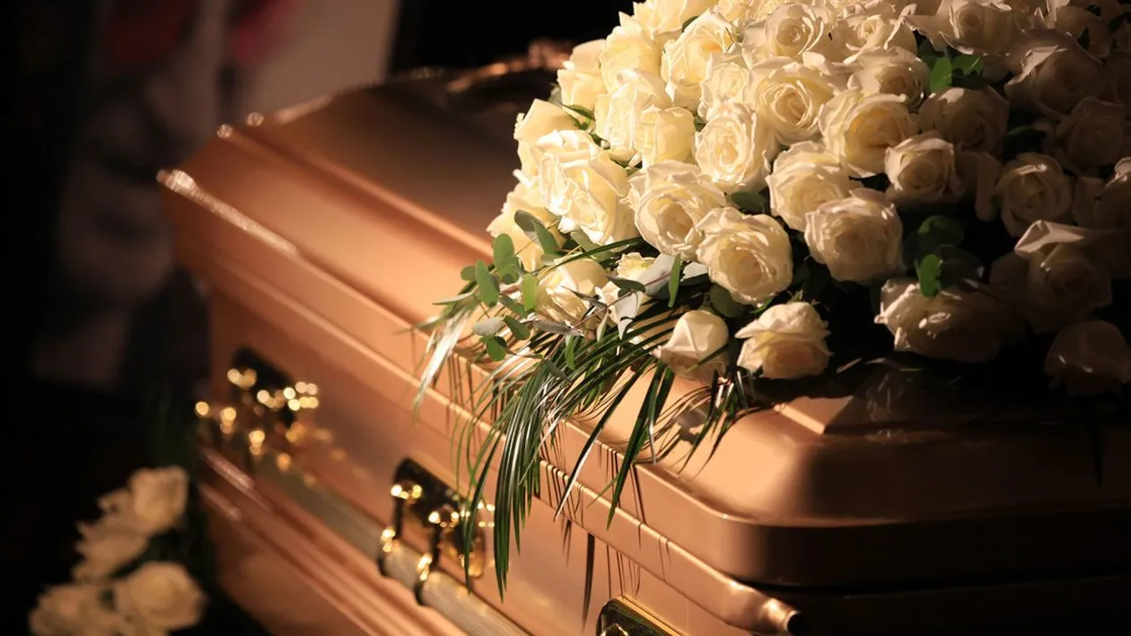 Chiar îți taie respirația! Imagine incredibilă distribuită de o firmă cu Servicii Funerare. O brunetă goală stă pe un sicriu de la Galați