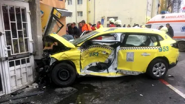 Grav accident în Sibiu! Un taxi a intrat, în plin, într-o clădire