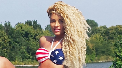 Amana cat poate sfarsitul verii! O blonda celebra s-a dezbracat la piscina si s-a bronzat in pozitii incitante! Vezi imaginile!