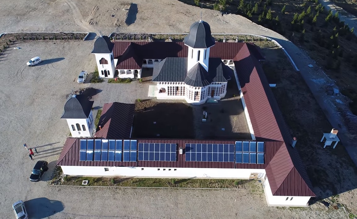 Panourile fotovoltaice asigură energia pentru mănăstire