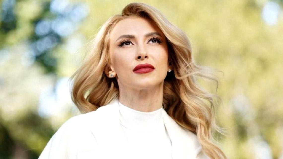 Andreea Bălan și-a pus fanii pe jar! În noaptea de Revelion, vedeta și-a etalat bustul generos și a arătat mai mult decât trebuia