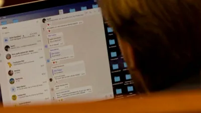 Un deputat moldovean organiza „o beție” chiar în timpul ședinței Parlamentului. Jurnaliștii au surprins discuția de pe Whatsapp