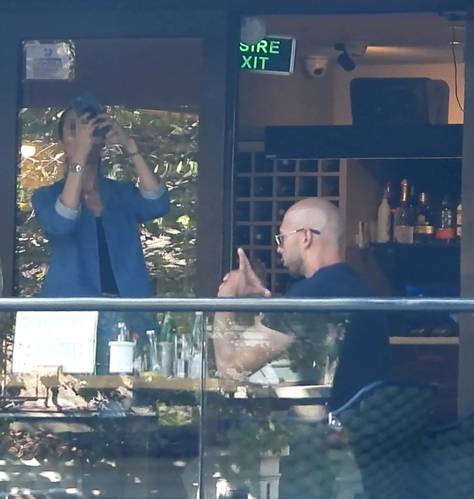 Andrew Cobra Tate, fratele celebrului Tristat Tate, a făcut o ședință foto chiar pe terasa unui restaurant din București