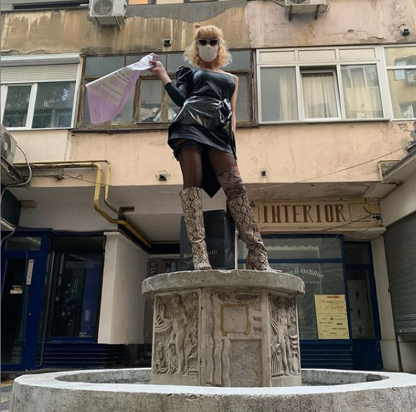 Imaginea zilei cu Margherita de la Clejani! Și-a scos silicoanele la vedere