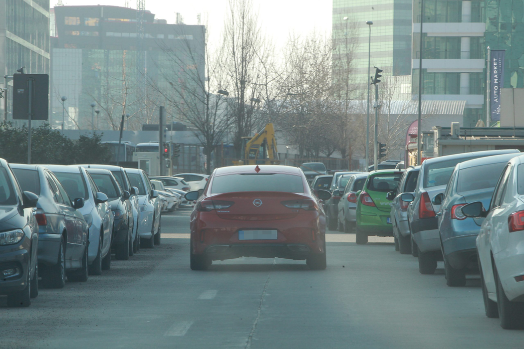 Vedeta are o mașină roșie ca focul