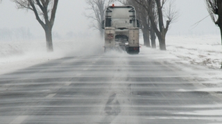 A venit iarna! Traficul pe Autostrada Transilvania a fost inchis din cauza poleiului!