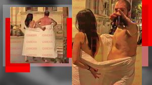 Scene nebune cu doi îndrăgostiți dezbrăcați pe stradă. Amorezii au ieșit la plimbare acoperiți numai cu un cearșaf
