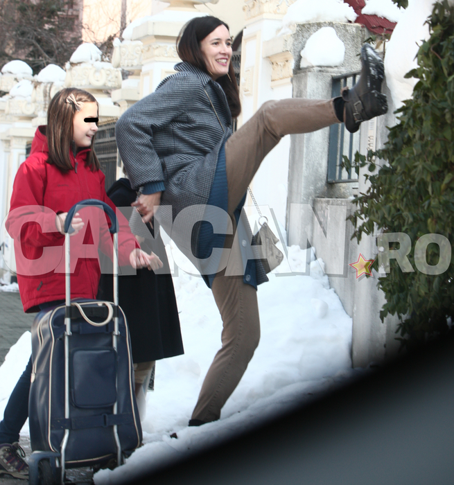 Clotilde Armand, la plimbare cu copiii