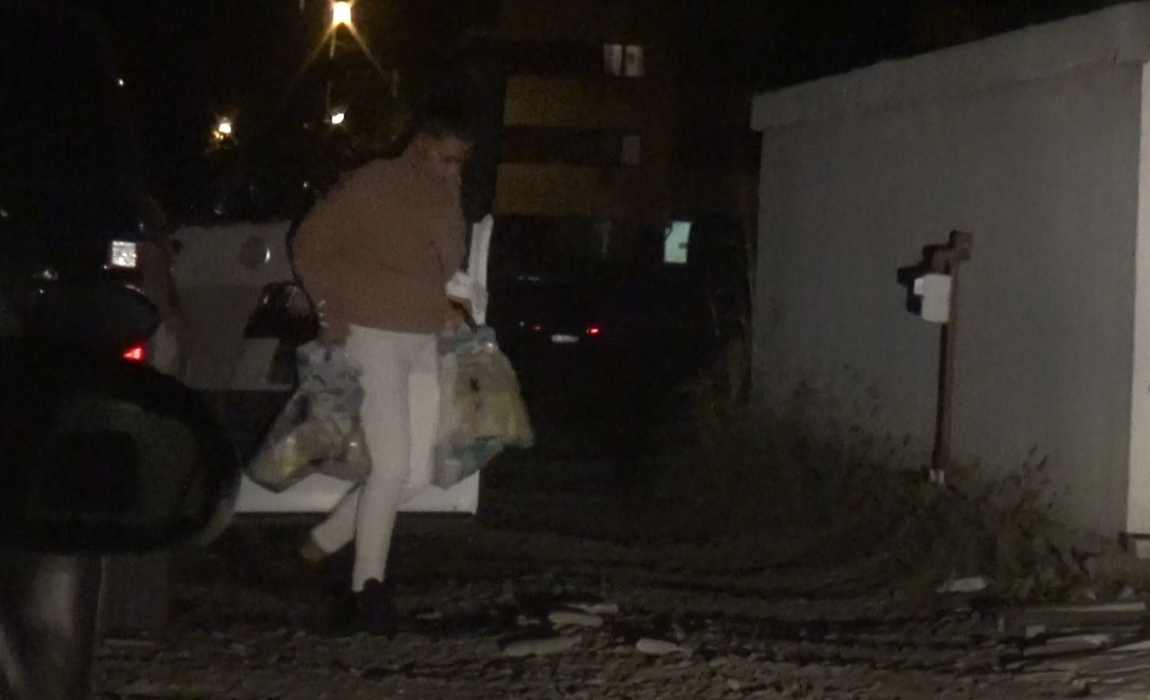 Roxana are mâinile pline cu plase