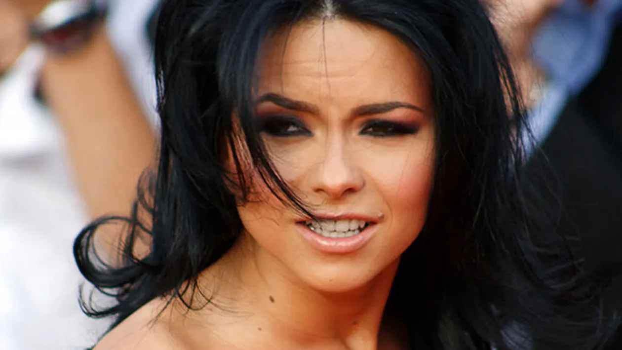 VIDEO. Inna si-a pus la bataie toate atuurile fizice pentru piesa cu J. Balvin. Asculta aici melodia Cola Song